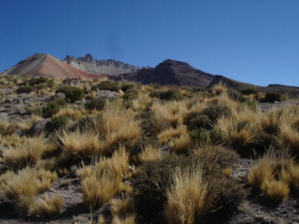 Barevný kráter sopky.